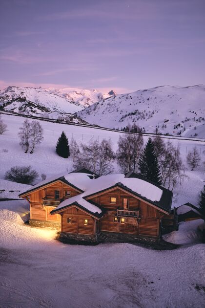 运动高角度拍摄的一个在阿尔卑斯山的休兹滑雪场在法国阿尔卑斯山家小屋阿尔卑斯山流行山地