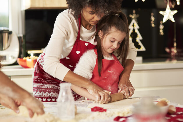 后代和妈妈做饼干的女孩烘焙孩子蛋糕