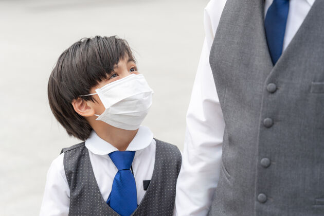人亚洲男孩戴口罩保护传播冠状病毒-19 亚洲家庭戴口罩保护菌株患者儿童