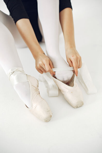 表演者漂亮的芭蕾舞演员尖角的芭蕾舞演员训练姿势鞋