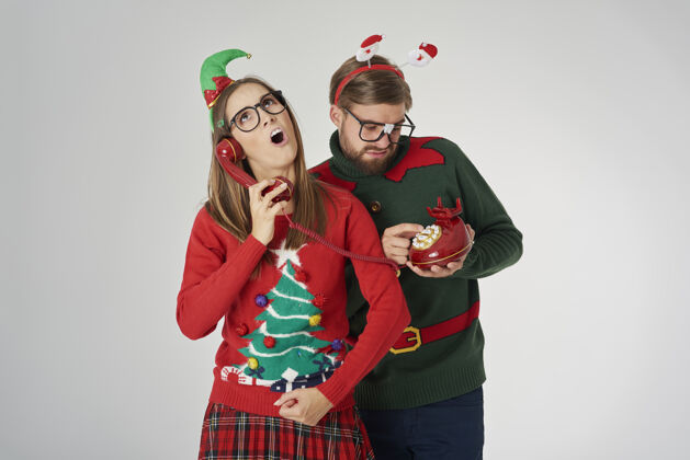 老圣诞情侣打复古电话庆祝眼镜沟通