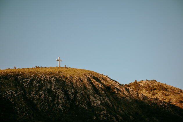 雕像波斯尼亚和黑塞哥维那莫斯塔尔山顶上高大的十字架雕像文化石头顶