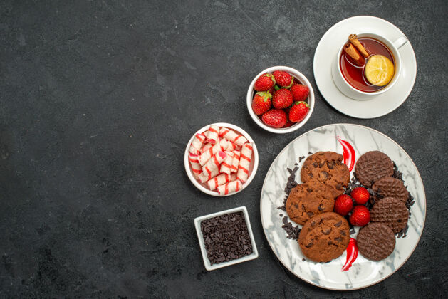 食物俯瞰巧克力饼干和一杯茶浆果蓝莓茶