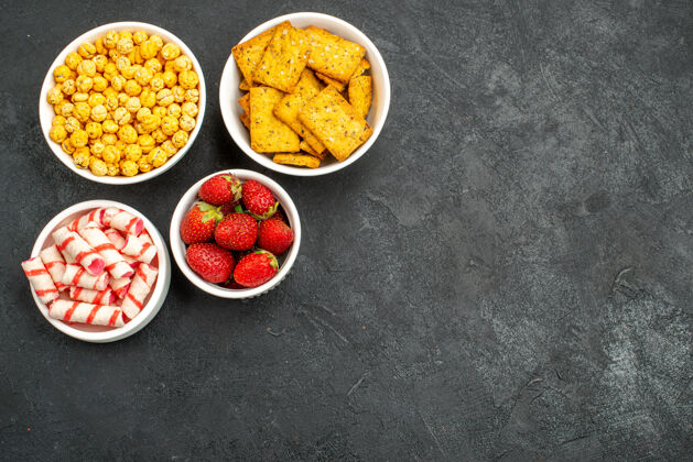 可食用坚果顶视图新鲜草莓与不同的小吃食物餐厅盘子
