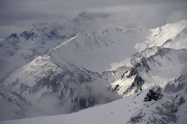 云阿尔卑斯山白雪覆盖的山峰特写高山徒步旅行山峰