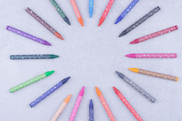 工作彩色蜡笔 用于在灰色上制作或绘画工作学校公用事业
