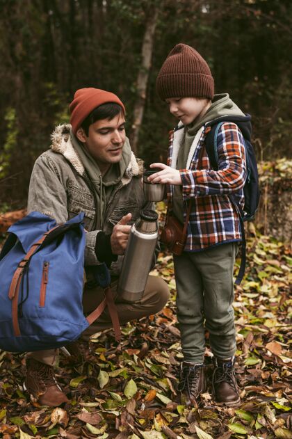 垂直父子俩在大自然中享受他们在户外的时光冒险孩子冒险