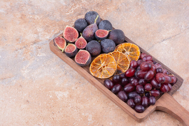 蔬菜木制水果拼盘 有无花果 角果和干橘子片美味产品水果