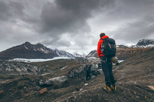 寒冷远足探险旅行的人在冰岛看冰川年轻远足者快乐