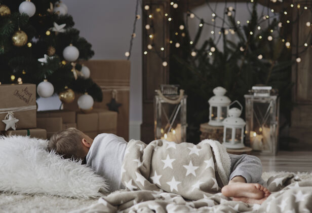 时间在圣诞树旁小睡的男孩睡觉孩子年龄