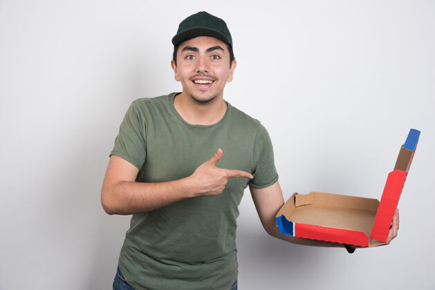 工人送货员指着白色背景上的空比萨饼盒制服男人快递员