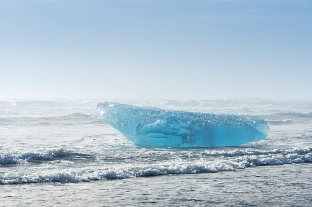 冰山冰岛约库萨龙冰川湖的冰山泻湖日落北极