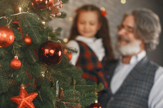 孩子家庭 节日 世代 圣诞节和人的概念房间装饰为圣诞节乐趣拥抱孙子