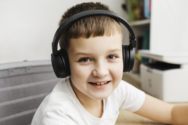 人戴着电脑耳机的男孩的画像设备数字设备技术
