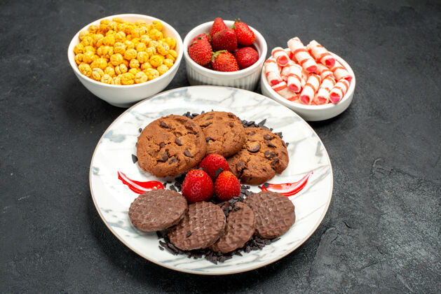 食物俯瞰美味巧克力饼干和糖果蛋糕饼干盘子