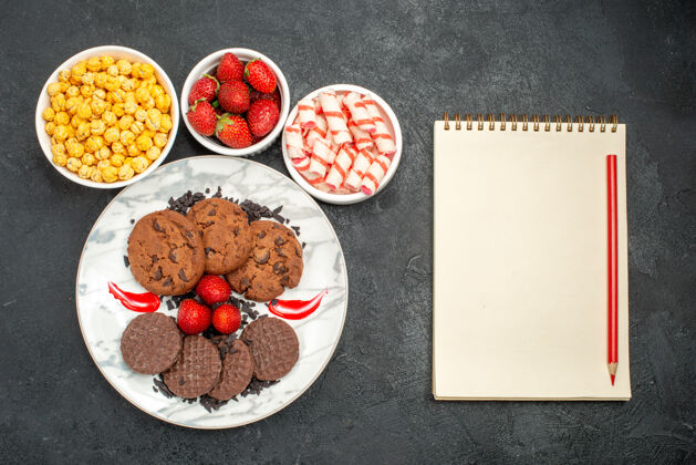 食物俯瞰美味巧克力饼干和糖果健康糖果草莓