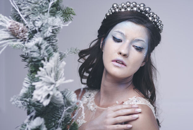 冰冻在摄影棚拍摄时化妆成霜的漂亮女人王冠人类脸