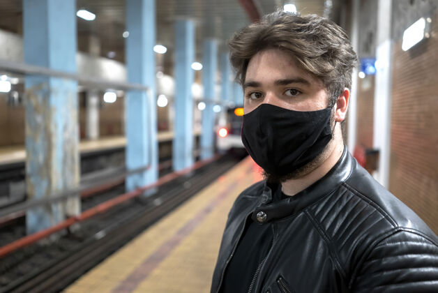 交通在地铁里 一个戴着黑色医用面罩 留着胡须的白人男子正对着摄像机肖像大都会交通