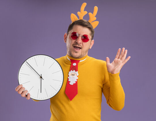 紫色穿着黄色高领毛衣 戴着红眼镜的年轻人 打着有趣的红领带 戴着鹿角边墙圣诞快乐红色