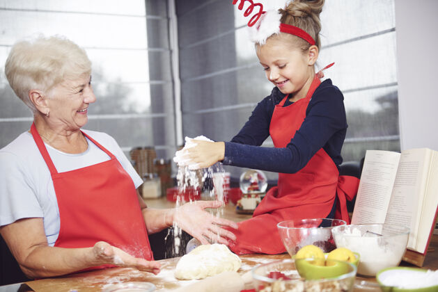 往下看奶奶和孙女喜欢一起做饼干甜食准备祖母