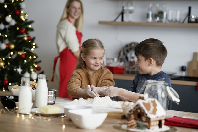 准备孩子们在圣诞节烤饼干时玩得很开心亲切厨房装饰
