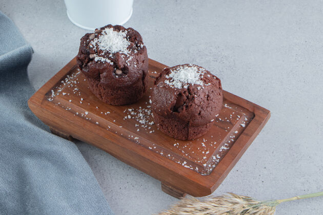巧克力巧克力蛋糕放在大理石背景板上小麦烘焙美味