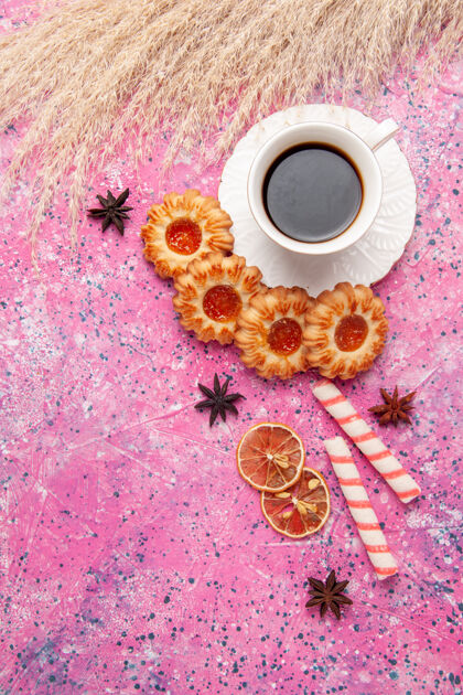 顶部顶视图一杯茶 配上美味的饼干 放在粉红色的桌子上 饼干甜甜的饼干桌子美味