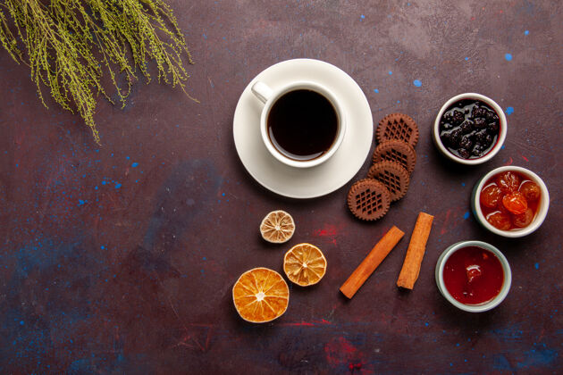 马克杯顶视图一杯咖啡 果酱和巧克力曲奇 黑底果酱 果酱 果酱 甜味杯子巧克力果酱