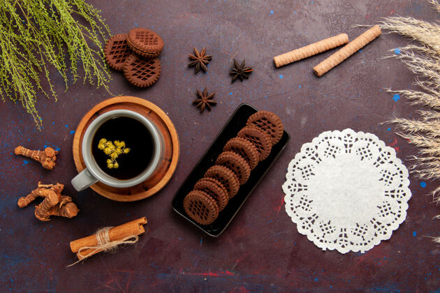 美食顶视图茶杯内盘和茶杯上底色为深色茶饮彩色照片甜美茶颜色盘子