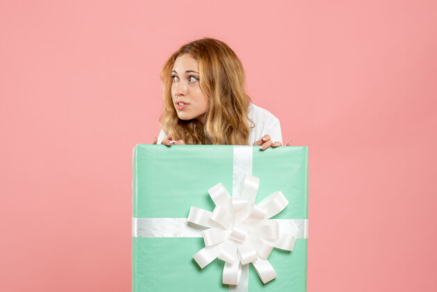 颜色正面图年轻女性站在礼品盒内礼物丝带人