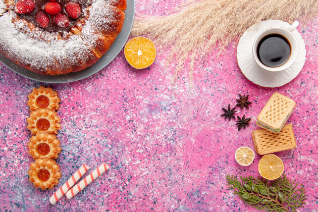 饼干俯瞰美味的草莓蛋糕糖粉蛋糕配饼干华夫饼和一杯红茶桌蛋糕甜甜的甜甜饼干派景观草莓派