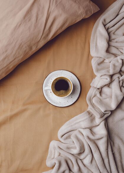 美食床上早晨咖啡杯的顶视图咖啡垂直营养