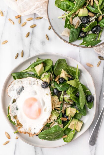 零食新鲜沙拉和煎蛋的俯视图自制美味鸡蛋