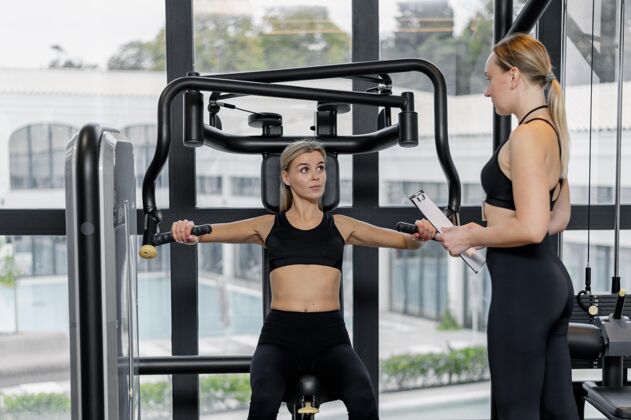 生活方式在健身房锻炼的年轻女子好极了健身健康计划