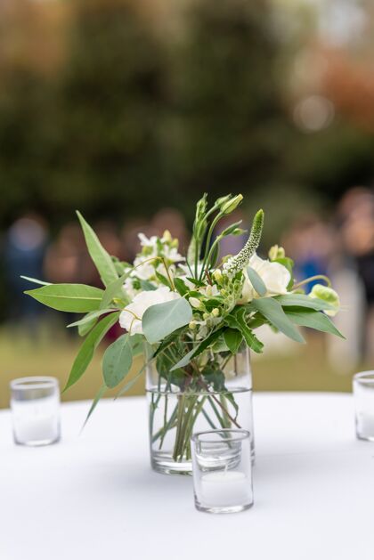 传统美丽的花卉装饰与白色花瓣的鲜花在婚礼大厅玫瑰公园自然