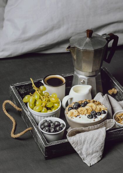 杯子早餐在床上与蓝莓和谷类食品托盘蓝莓早午餐小吃