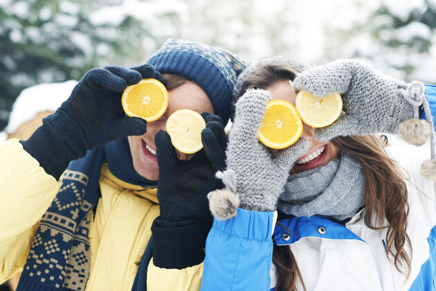 季节情侣们在冬天享受天然维生素的乐趣女人维生素柠檬