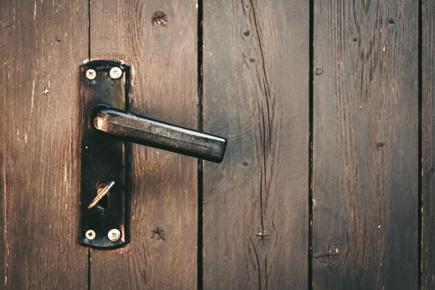 安全木门上有钥匙的门把手木制入口铁