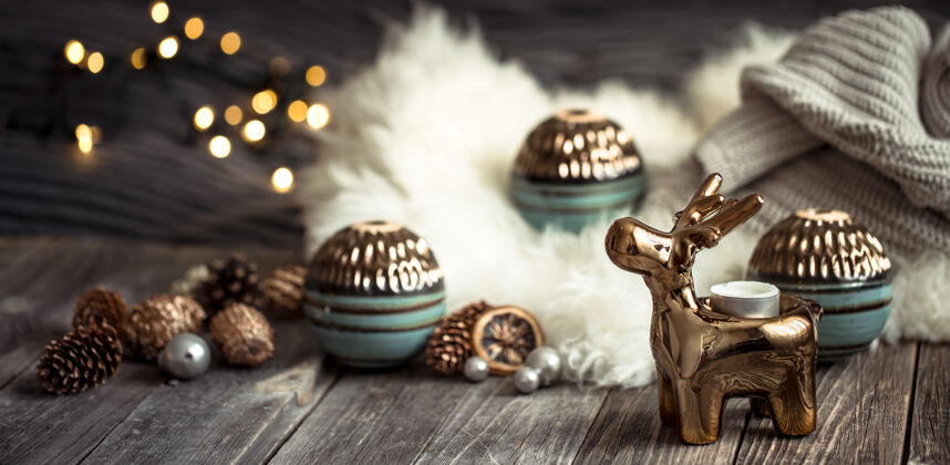 装饰品圣诞喜庆的背景与玩具鹿礼品盒 模糊的背景与金色灯光 喜庆的背景木制甲板桌上鹿庆祝传统