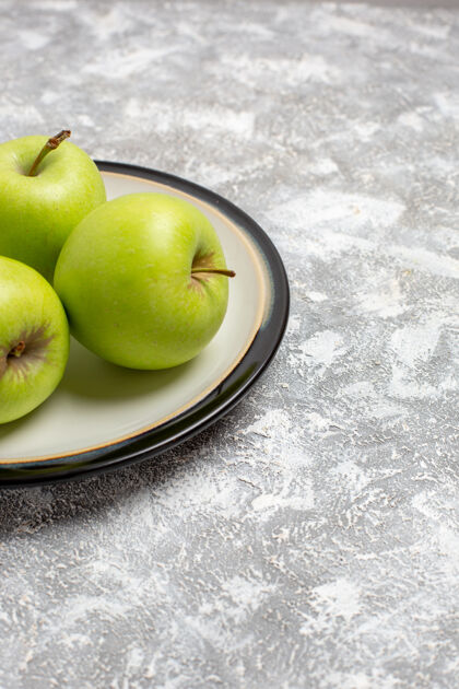 史密斯奶奶正面是新鲜的青苹果 白色表面有醇香的水果 新鲜成熟的醇香的水果 食物维生素水果史密斯新鲜
