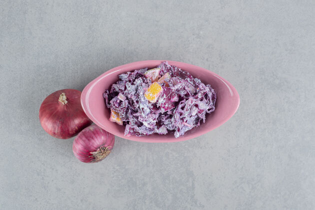 质量紫色卷心菜和洋葱色拉 各种配料装在陶瓷杯里简约传统蔬菜
