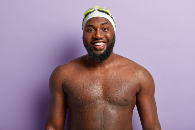 游泳快乐的黑人有强壮的身体 展示潮湿的躯干 享受娱乐时间和游泳比赛运动水平