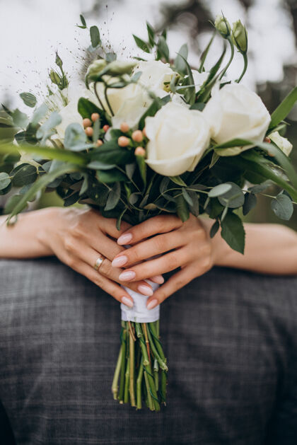自然新娘手持她的婚礼花束安排浪漫婚姻