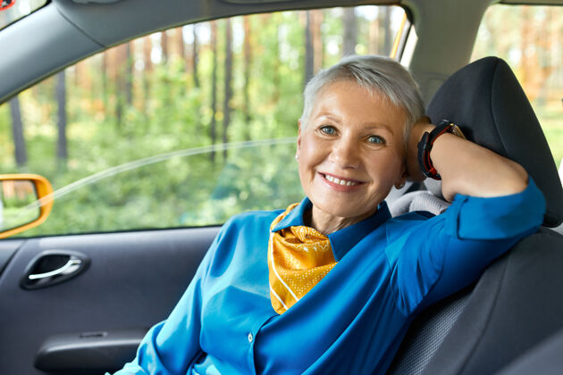 业主人 交通 旅游 休闲的理念美丽优雅的中年女性形象舒舒服服地坐在乘客座位上老年抱着人