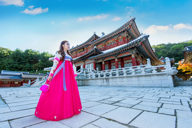 可爱在京畿道穿韩服的女人 传统的韩服年韩国头发