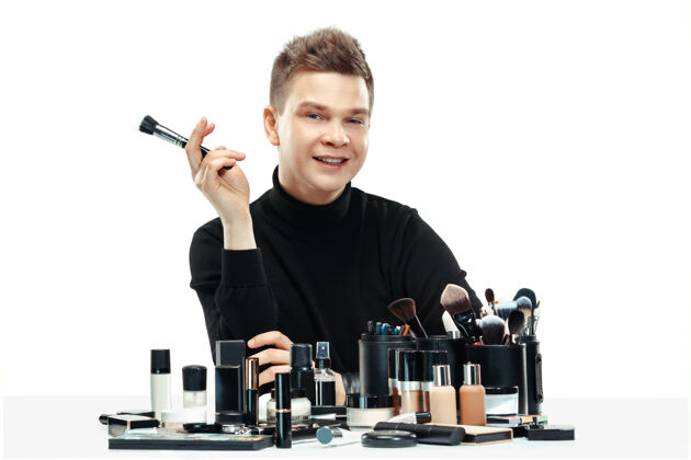 成人专业化妆师与工具隔离在白色工作室的背景下男性在女性profesion性别平等的概念化妆香水阳性