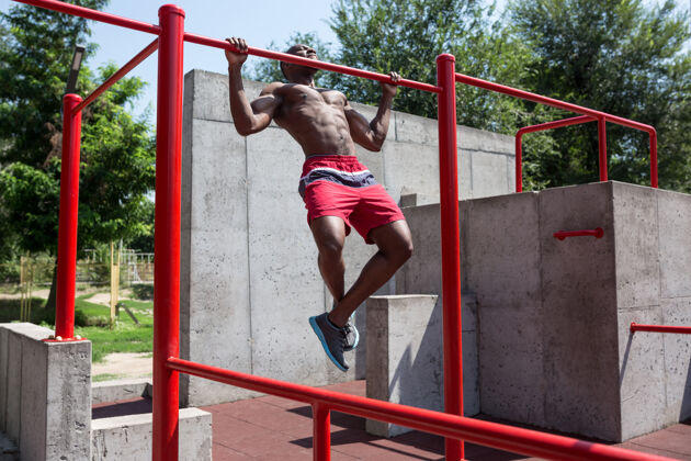 运动员健身运动员在体育场做运动非裔或非裔美国男子在城市户外拉起体育锻炼健身 健康 生活方式的概念运动动作拉力