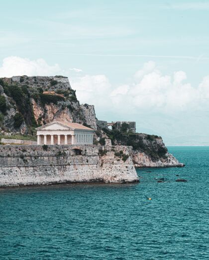 著名美丽的希腊岛屿之一的古庙和大海的垂直拍摄古典古老文明