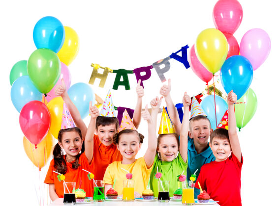 蛋糕一群穿着五颜六色衬衫的快乐的孩子在生日聚会上玩得很开心-被隔离在白色的地板上小饮料向上