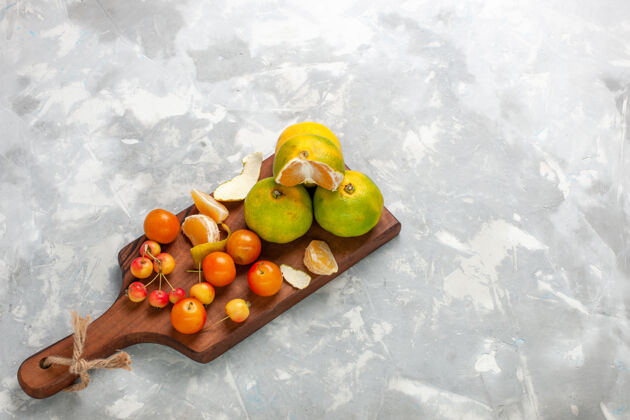 水果在浅白的桌子上俯瞰着新鲜的绿橘子 整个酸甜的柑橘新鲜橘子浅白色